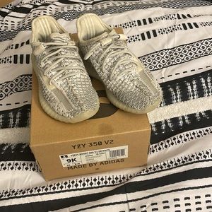 Yeezy boost 350 V2 size US 9K